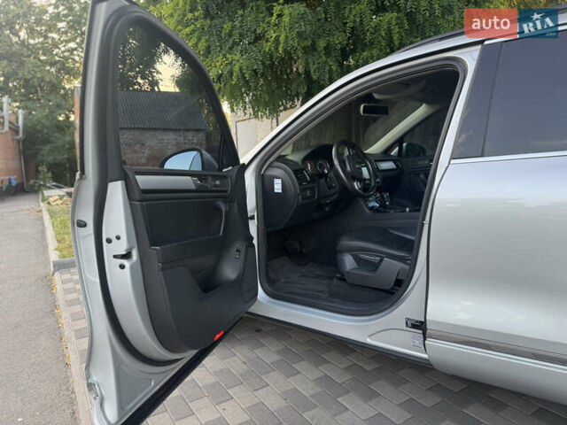 Серый Фольксваген Туарег, объемом двигателя 2.97 л и пробегом 340 тыс. км за 15900 $, фото 18 на Automoto.ua