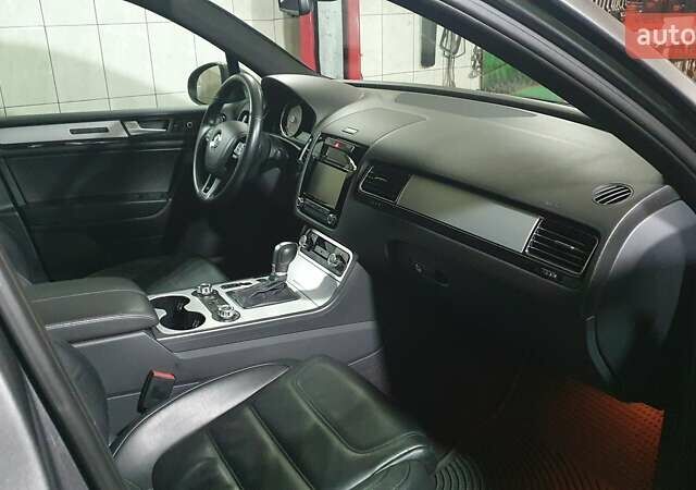 Сірий Фольксваген Туарег, об'ємом двигуна 2.97 л та пробігом 202 тис. км за 21500 $, фото 1 на Automoto.ua