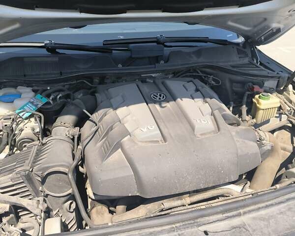 Серый Фольксваген Туарег, объемом двигателя 3 л и пробегом 280 тыс. км за 22500 $, фото 48 на Automoto.ua