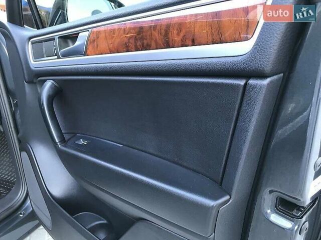 Серый Фольксваген Туарег, объемом двигателя 2.97 л и пробегом 177 тыс. км за 22000 $, фото 28 на Automoto.ua