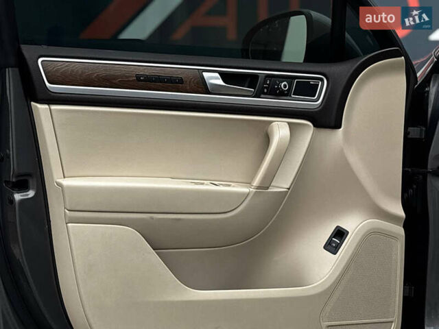 Сірий Фольксваген Туарег, об'ємом двигуна 2.97 л та пробігом 250 тис. км за 21500 $, фото 23 на Automoto.ua