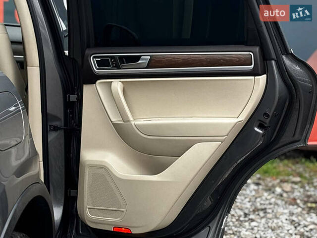 Сірий Фольксваген Туарег, об'ємом двигуна 2.97 л та пробігом 250 тис. км за 21500 $, фото 24 на Automoto.ua