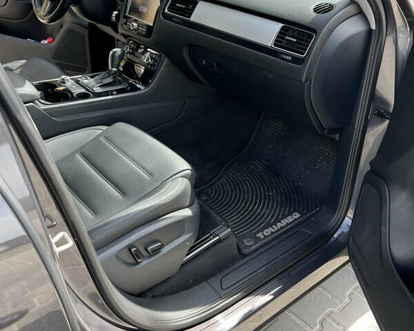 Сірий Фольксваген Туарег, об'ємом двигуна 3 л та пробігом 201 тис. км за 13500 $, фото 10 на Automoto.ua