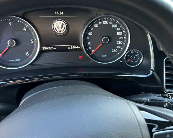 Сірий Фольксваген Туарег, об'ємом двигуна 2.97 л та пробігом 254 тис. км за 21000 $, фото 19 на Automoto.ua