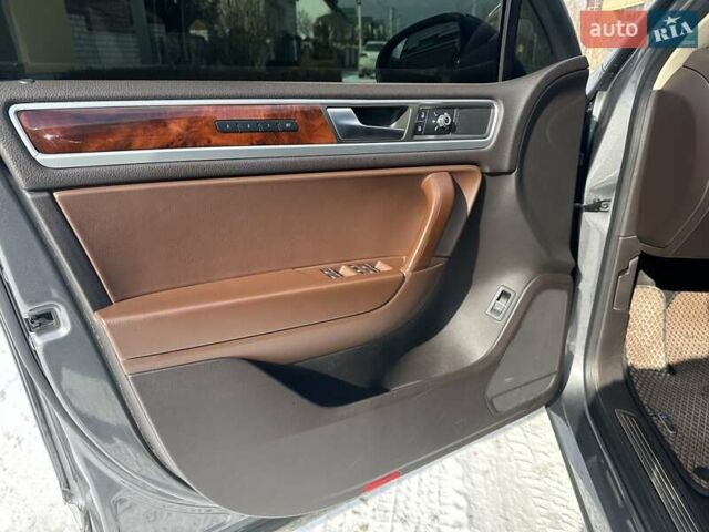 Серый Фольксваген Туарег, объемом двигателя 2.97 л и пробегом 195 тыс. км за 16500 $, фото 9 на Automoto.ua