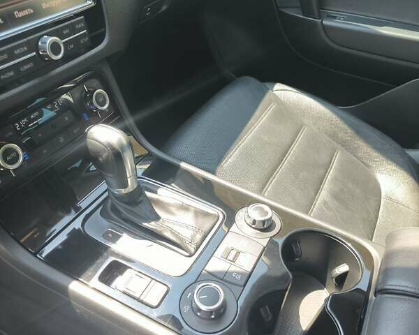 Серый Фольксваген Туарег, объемом двигателя 3 л и пробегом 280 тыс. км за 22500 $, фото 30 на Automoto.ua