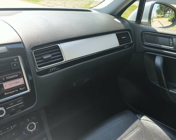 Серый Фольксваген Туарег, объемом двигателя 3 л и пробегом 280 тыс. км за 22500 $, фото 38 на Automoto.ua