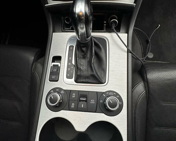 Серый Фольксваген Туарег, объемом двигателя 2.97 л и пробегом 297 тыс. км за 21500 $, фото 7 на Automoto.ua