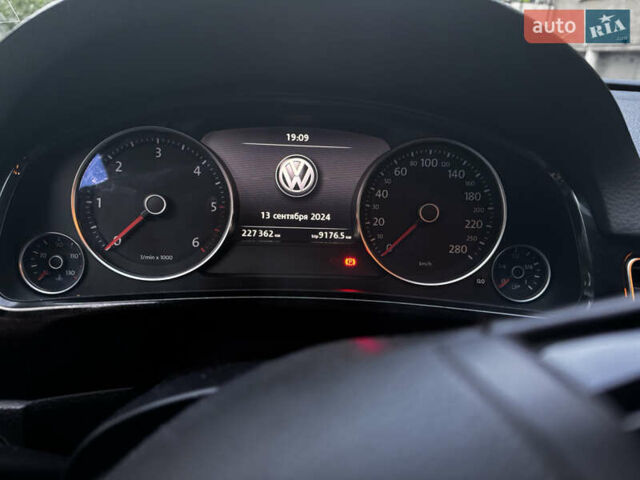 Серый Фольксваген Туарег, объемом двигателя 2.97 л и пробегом 227 тыс. км за 24000 $, фото 7 на Automoto.ua