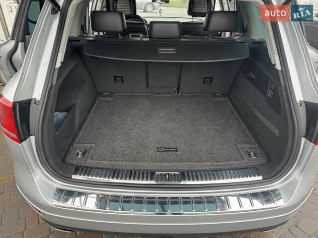 Серый Фольксваген Туарег, объемом двигателя 2.97 л и пробегом 345 тыс. км за 16900 $, фото 23 на Automoto.ua