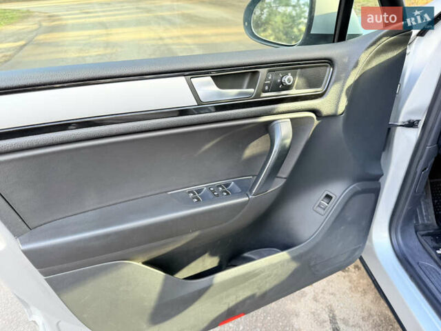 Сірий Фольксваген Туарег, об'ємом двигуна 3.6 л та пробігом 225 тис. км за 12500 $, фото 41 на Automoto.ua