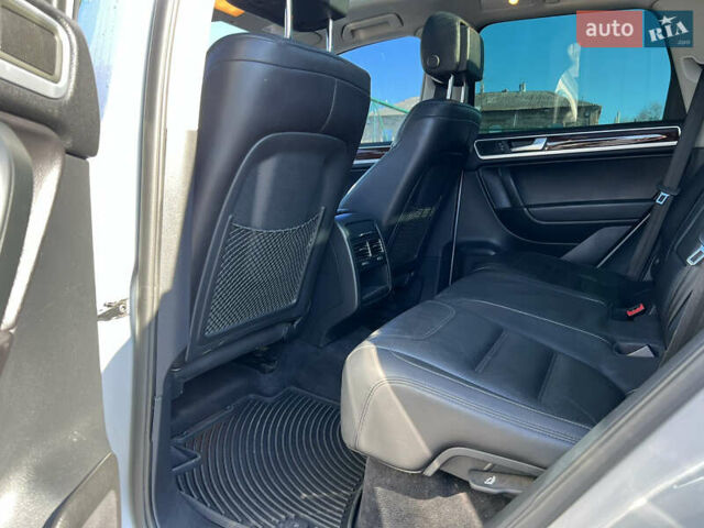 Серый Фольксваген Туарег, объемом двигателя 2.97 л и пробегом 252 тыс. км за 17550 $, фото 6 на Automoto.ua