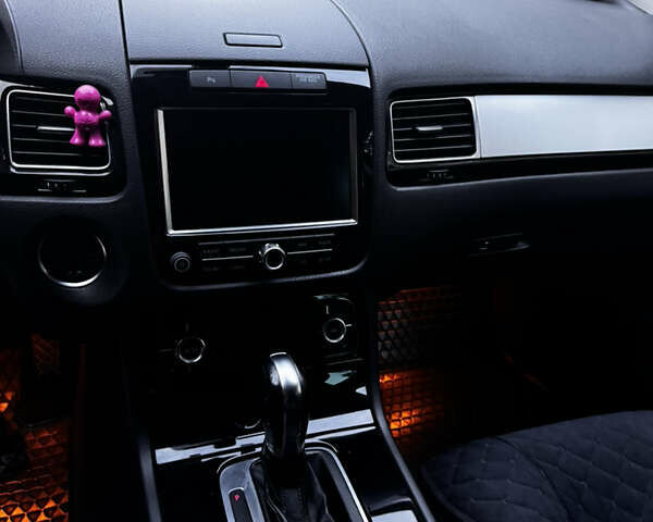 Серый Фольксваген Туарег, объемом двигателя 2.97 л и пробегом 227 тыс. км за 24000 $, фото 6 на Automoto.ua