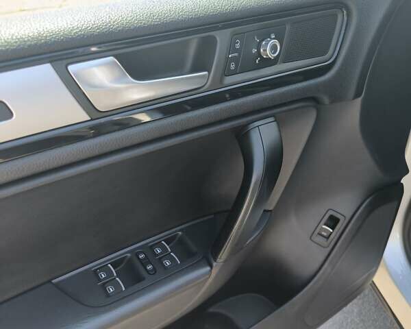 Серый Фольксваген Туарег, объемом двигателя 3 л и пробегом 280 тыс. км за 22500 $, фото 19 на Automoto.ua