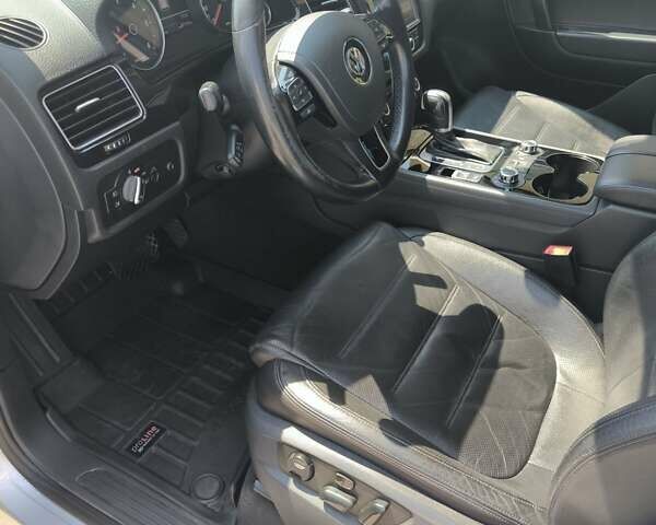 Серый Фольксваген Туарег, объемом двигателя 3 л и пробегом 280 тыс. км за 22500 $, фото 26 на Automoto.ua