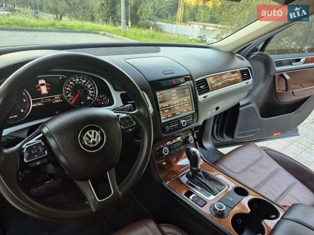 Серый Фольксваген Туарег, объемом двигателя 2.97 л и пробегом 248 тыс. км за 16500 $, фото 10 на Automoto.ua