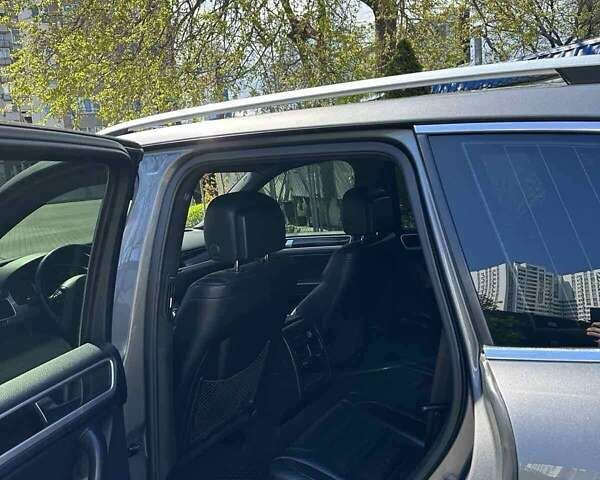 Серый Фольксваген Туарег, объемом двигателя 2.97 л и пробегом 179 тыс. км за 16900 $, фото 9 на Automoto.ua