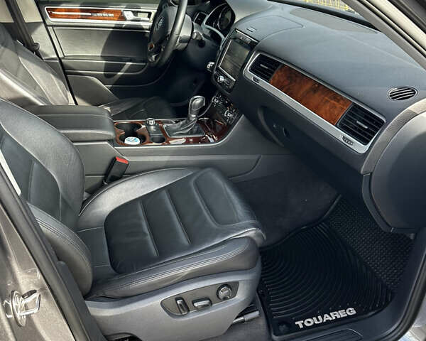 Серый Фольксваген Туарег, объемом двигателя 3.6 л и пробегом 175 тыс. км за 16500 $, фото 9 на Automoto.ua