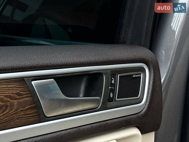 Сірий Фольксваген Туарег, об'ємом двигуна 2.97 л та пробігом 250 тис. км за 21500 $, фото 32 на Automoto.ua