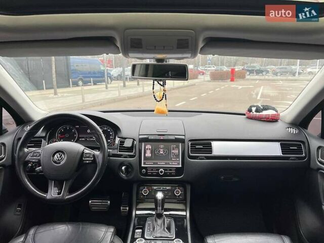 Серый Фольксваген Туарег, объемом двигателя 2.97 л и пробегом 223 тыс. км за 20490 $, фото 23 на Automoto.ua