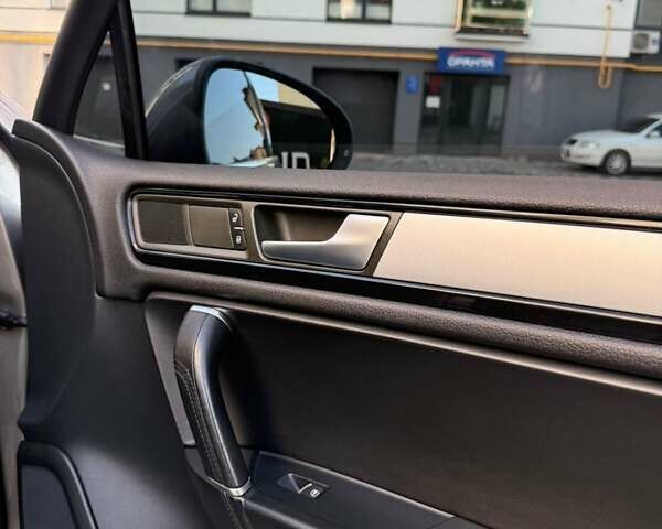 Серый Фольксваген Туарег, объемом двигателя 3 л и пробегом 263 тыс. км за 19800 $, фото 18 на Automoto.ua