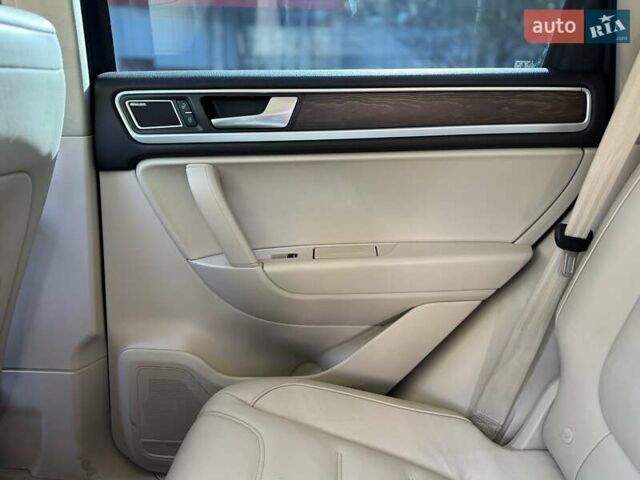 Сірий Фольксваген Туарег, об'ємом двигуна 2.97 л та пробігом 247 тис. км за 19200 $, фото 16 на Automoto.ua