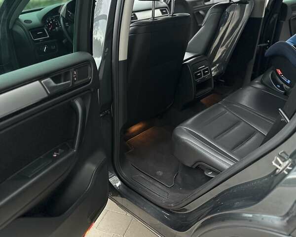 Серый Фольксваген Туарег, объемом двигателя 2.97 л и пробегом 210 тыс. км за 18500 $, фото 13 на Automoto.ua