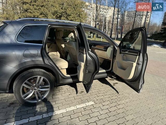 Сірий Фольксваген Туарег, об'ємом двигуна 2.97 л та пробігом 247 тис. км за 19200 $, фото 3 на Automoto.ua