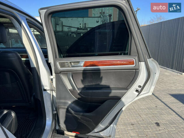 Серый Фольксваген Туарег, объемом двигателя 2.97 л и пробегом 252 тыс. км за 17550 $, фото 10 на Automoto.ua