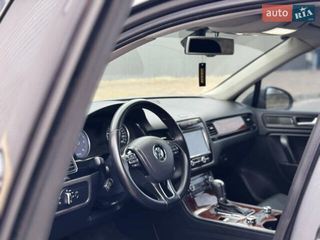 Серый Фольксваген Туарег, объемом двигателя 2.97 л и пробегом 360 тыс. км за 17500 $, фото 33 на Automoto.ua