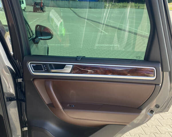 Серый Фольксваген Туарег, объемом двигателя 3 л и пробегом 290 тыс. км за 19500 $, фото 12 на Automoto.ua