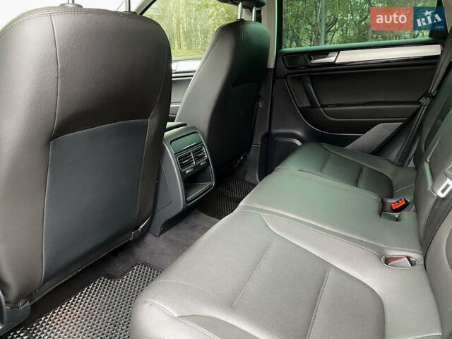 Серый Фольксваген Туарег, объемом двигателя 2.97 л и пробегом 282 тыс. км за 19700 $, фото 14 на Automoto.ua