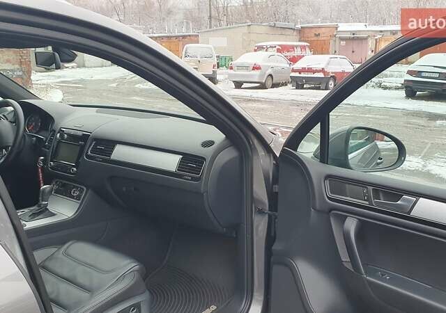 Сірий Фольксваген Туарег, об'ємом двигуна 2.97 л та пробігом 202 тис. км за 21500 $, фото 10 на Automoto.ua