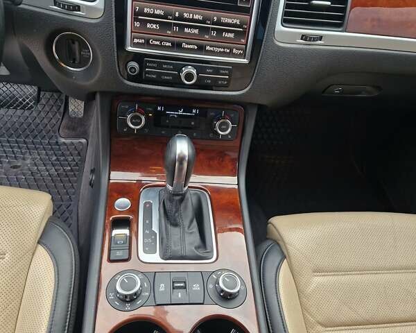 Сірий Фольксваген Туарег, об'ємом двигуна 3 л та пробігом 137 тис. км за 25900 $, фото 11 на Automoto.ua