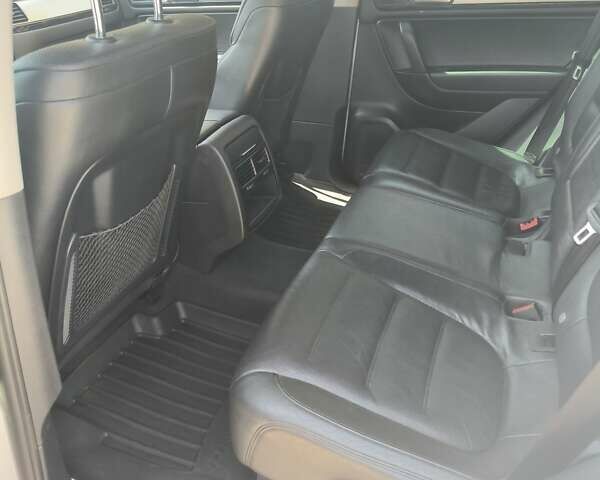 Серый Фольксваген Туарег, объемом двигателя 3 л и пробегом 280 тыс. км за 22500 $, фото 43 на Automoto.ua