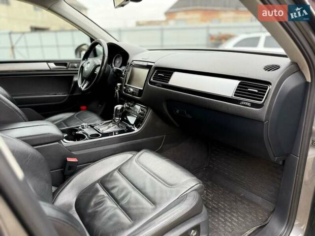 Серый Фольксваген Туарег, объемом двигателя 2.97 л и пробегом 352 тыс. км за 16300 $, фото 7 на Automoto.ua