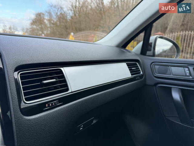 Серый Фольксваген Туарег, объемом двигателя 3 л и пробегом 230 тыс. км за 21900 $, фото 26 на Automoto.ua