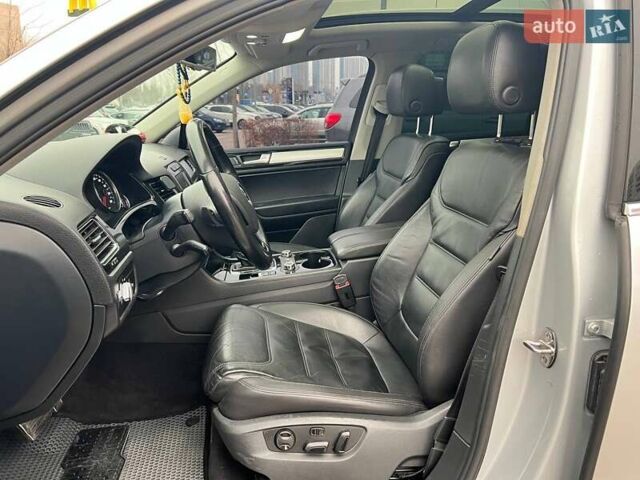 Серый Фольксваген Туарег, объемом двигателя 2.97 л и пробегом 223 тыс. км за 20490 $, фото 7 на Automoto.ua