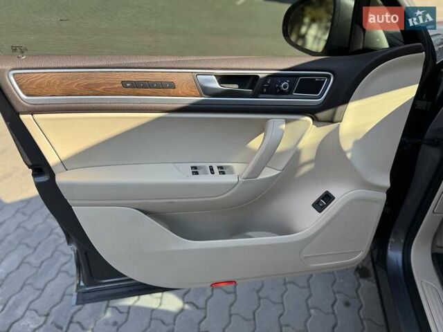 Сірий Фольксваген Туарег, об'ємом двигуна 2.97 л та пробігом 247 тис. км за 19200 $, фото 10 на Automoto.ua