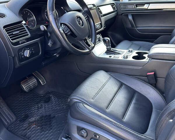 Сірий Фольксваген Туарег, об'ємом двигуна 2.97 л та пробігом 254 тис. км за 21000 $, фото 24 на Automoto.ua