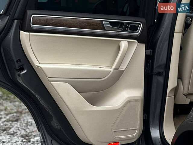 Сірий Фольксваген Туарег, об'ємом двигуна 2.97 л та пробігом 250 тис. км за 21500 $, фото 31 на Automoto.ua