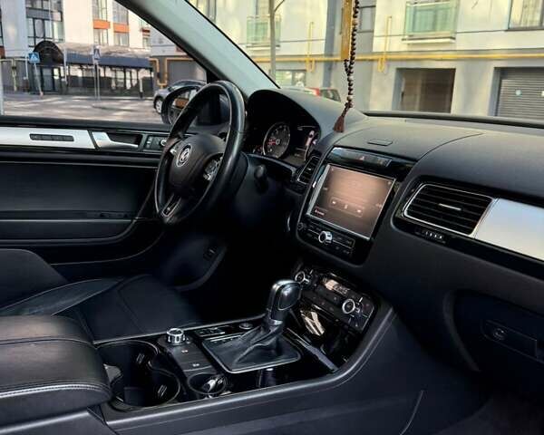 Серый Фольксваген Туарег, объемом двигателя 3 л и пробегом 267 тыс. км за 18800 $, фото 21 на Automoto.ua