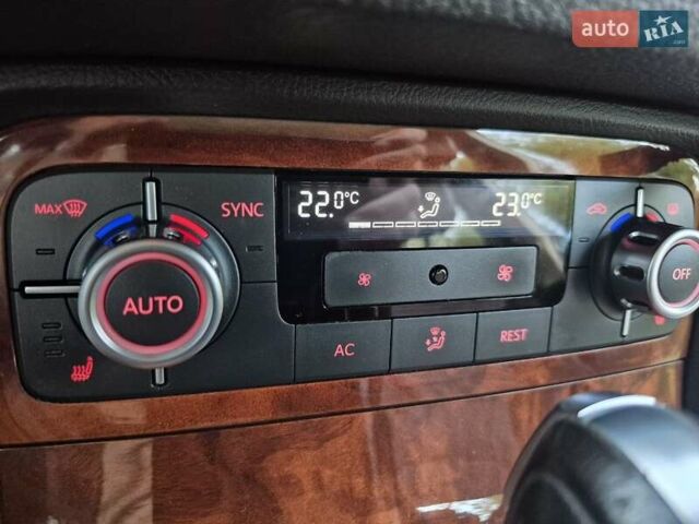 Серый Фольксваген Туарег, объемом двигателя 2.97 л и пробегом 248 тыс. км за 16500 $, фото 28 на Automoto.ua