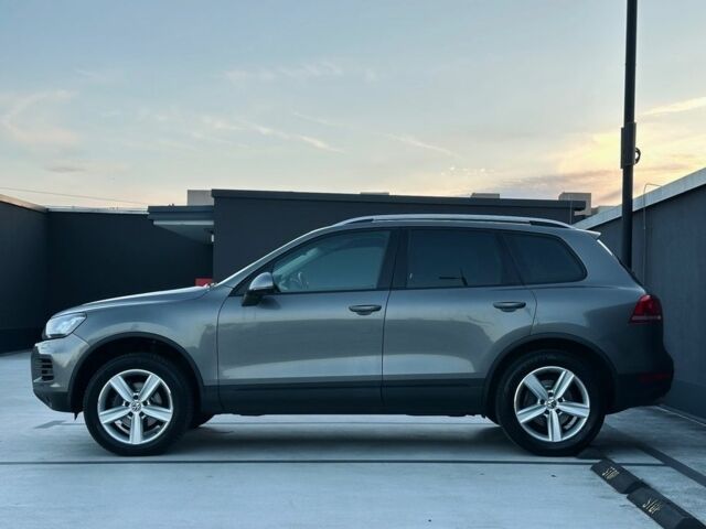 Серый Фольксваген Туарег, объемом двигателя 3 л и пробегом 209 тыс. км за 4900 $, фото 2 на Automoto.ua