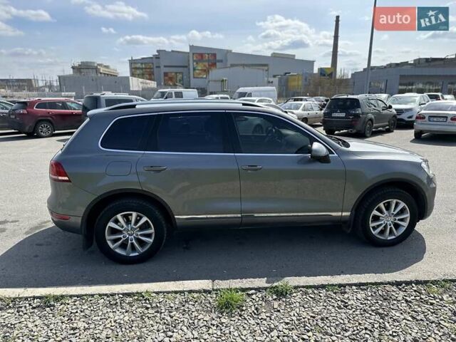 Серый Фольксваген Туарег, объемом двигателя 3 л и пробегом 295 тыс. км за 21500 $, фото 4 на Automoto.ua
