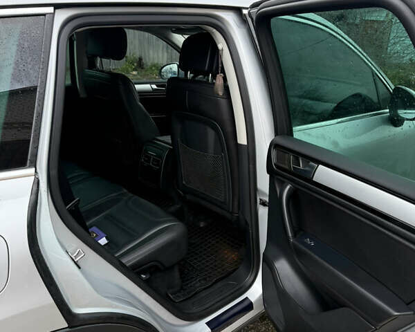 Серый Фольксваген Туарег, объемом двигателя 2.97 л и пробегом 301 тыс. км за 22000 $, фото 7 на Automoto.ua