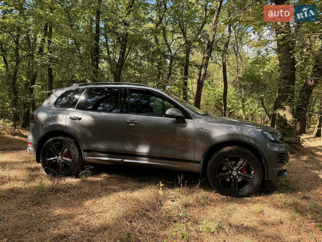 Серый Фольксваген Туарег, объемом двигателя 2.97 л и пробегом 224 тыс. км за 28086 $, фото 4 на Automoto.ua