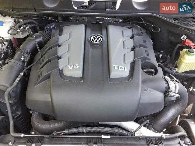 Сірий Фольксваген Туарег, об'ємом двигуна 3 л та пробігом 84 тис. км за 28331 $, фото 14 на Automoto.ua