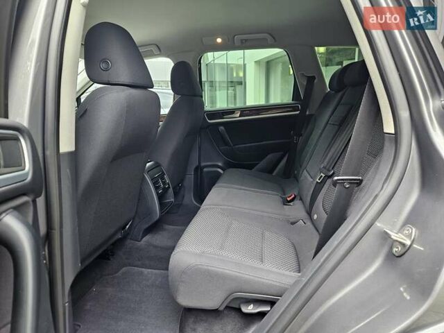 Сірий Фольксваген Туарег, об'ємом двигуна 2.97 л та пробігом 263 тис. км за 18790 $, фото 20 на Automoto.ua