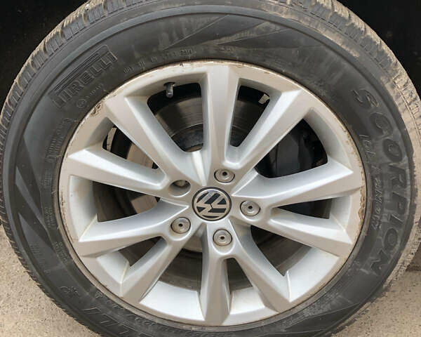 Серый Фольксваген Туарег, объемом двигателя 2.97 л и пробегом 265 тыс. км за 17000 $, фото 3 на Automoto.ua